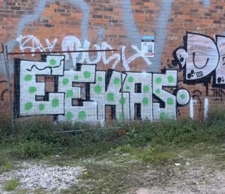 More decorative Eekas graffiti on a wall.
